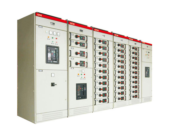  GCK低壓抽出式開(kāi)關(guān)柜，主要是由一些組合式電動(dòng)機(jī)控制單元，和其它功能單元組合而成。這些單元以上下重疊的方式安裝在封閉的金屬柜體內(nèi)。用設(shè)置在柜體上方的水平母線，…